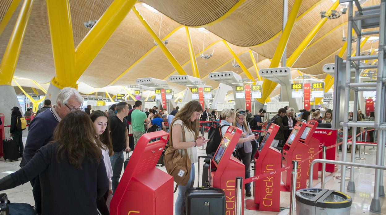 Los cargos extras de las aerolíneas que más molestan a los viajeros