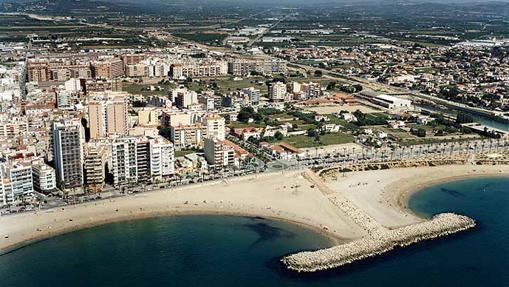 Al norte de la playa Fora Forat desemboca el río corto de Cérvol