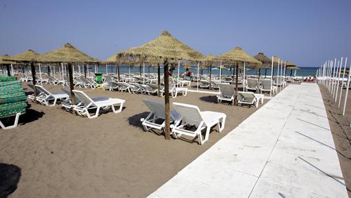 La playa Los Álamos es una de las más animadas de la Costa del Sol