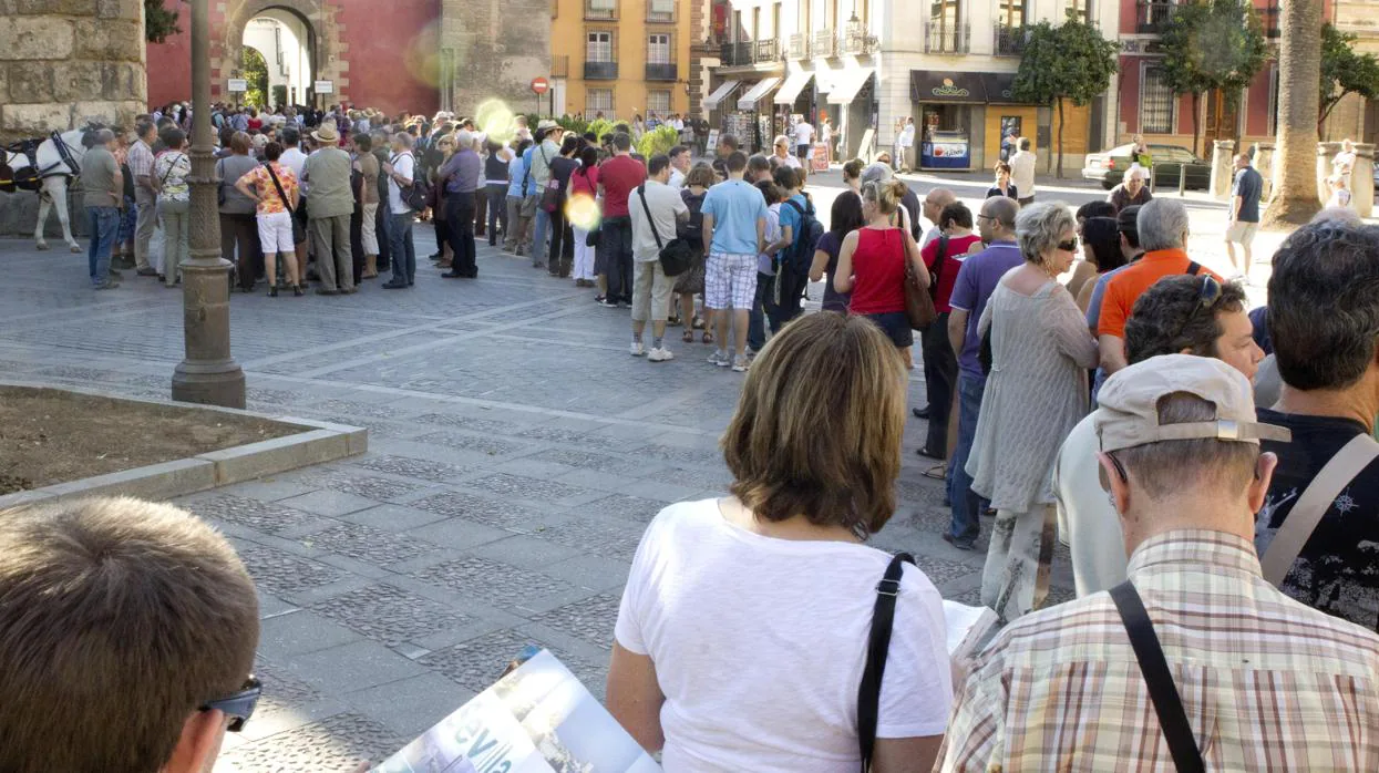 Turistas hacen cola en el Alcázar de Sevilla