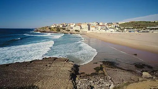 Playa de Maçãs cuenta con un acceso directo y pintoresco desde la localidad de Sintra