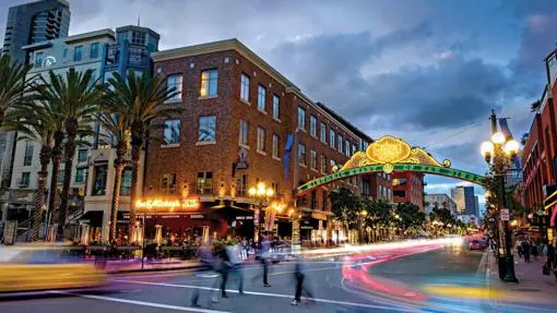 El histórico Gaslamp Quarter de San Diego, epicentro de la vida nocturna y cultural de la ciudad