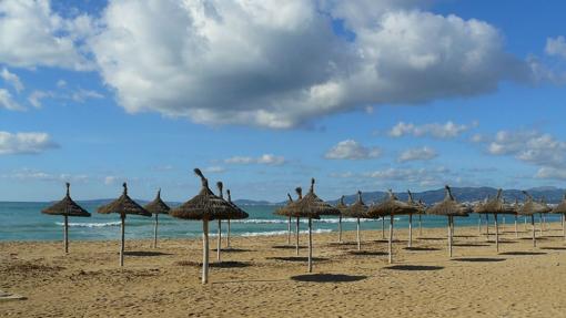 Esta playa mallorquina te sorprenderá por su bullicioy constante actividad