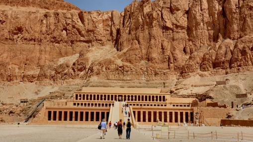 Impresionante fachada del Templo de Hatshepsut, esculpido en la roca