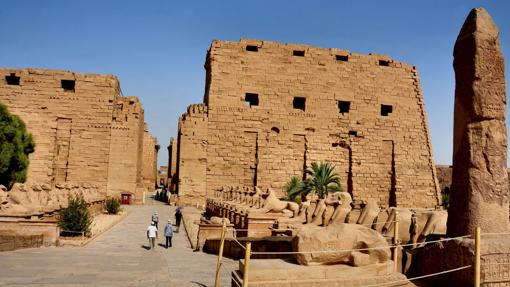 Entrada del templo de Karnak flanqueada por 40 esfinges con cabeza de carnero