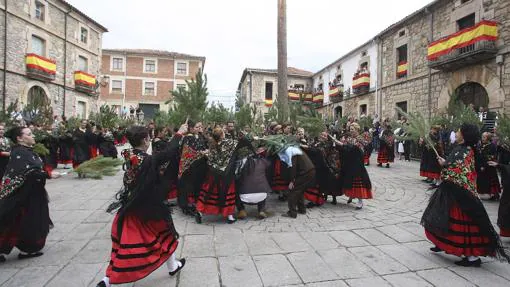 Mujeres con trajes de piñorras celebran La Pinochada, el día Grande de las Fiestas de la Virgen del Pino