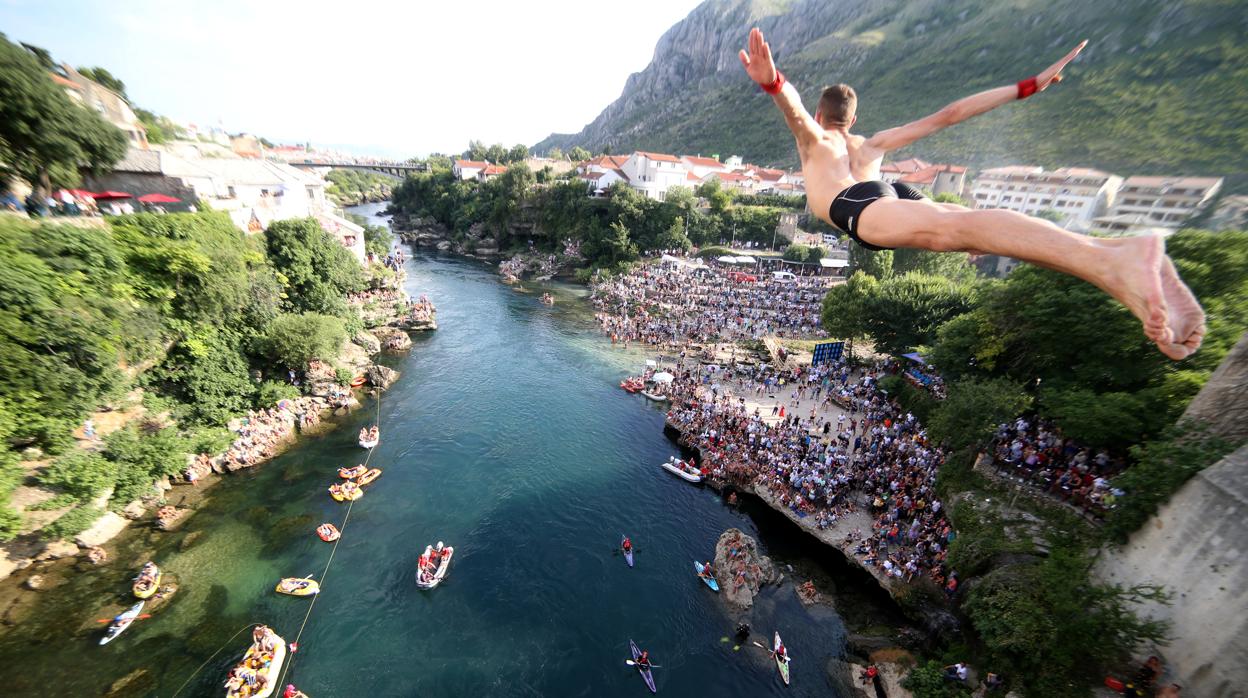 Salto desde el Puente de Mostar sobre el río Neretva