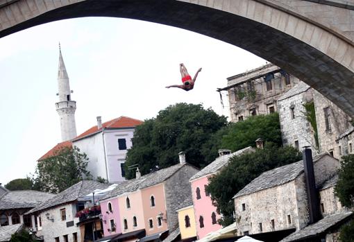 Un clavadista salta desde el Puente de Mostar