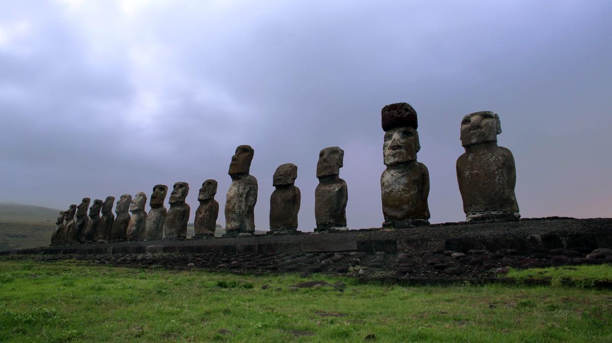 Moais, las estatuas de piedra de la cultura Rapa Nui, en la Isla de Pascua, a 3.700 km de la costa chilena