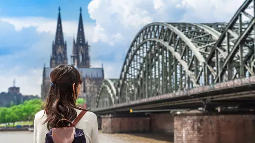 La catedral gótica de Colonia y el puente Hohenzollern, iconos de esta ciudad vibrante