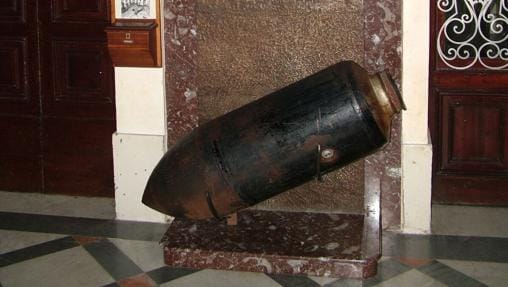 Esta réplica de bomba se conserva en la Rotunda de Mosta, escenario de este episodio histórico