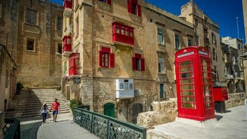 Las cabinas telefónicas rojas, icono de las calles de Malta y reflejo de su pasado colonial