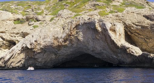 Diez calas casi desiertas para perderse en las Islas Baleares