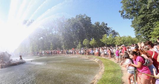 El pasado 25 de julio, con motivo del día de Santiago, los turistas disfrutaron del espectáculo de las fuentes de los jardines del Palacio Real