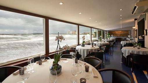 En la playa de Salinas, se encuentra este restaurante con una carta de vinos que recoge las mejores referencias de España y del resto del mundo