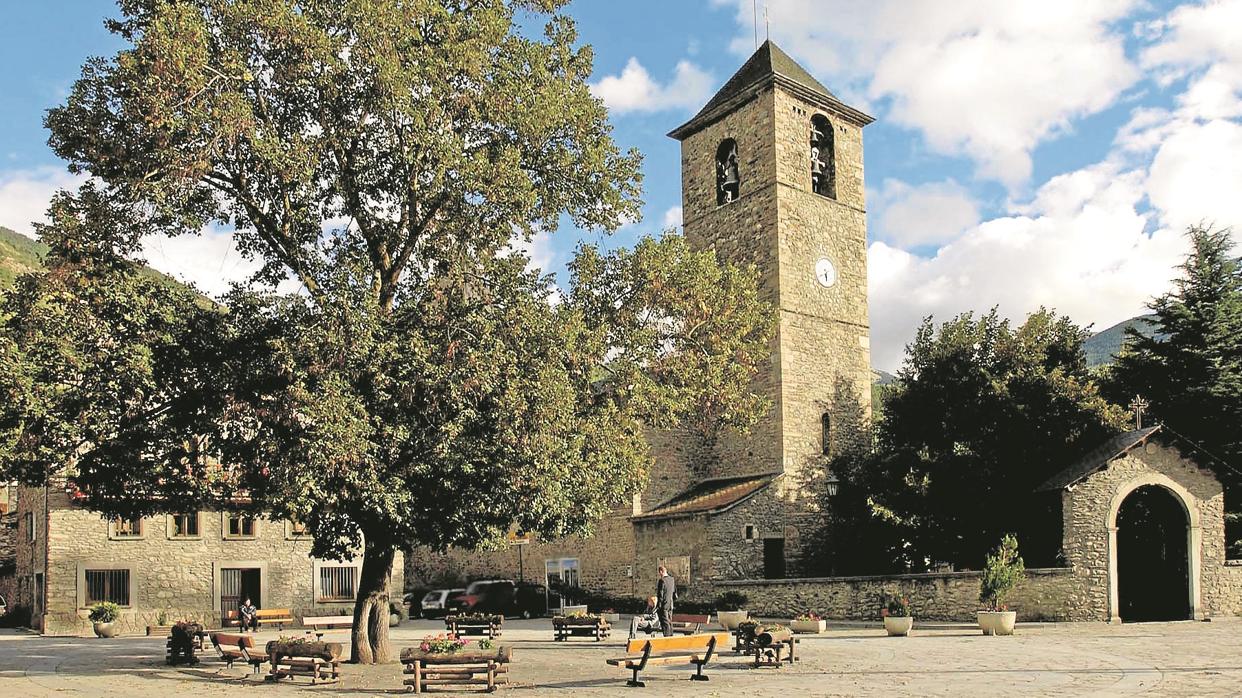 La Plaza del Ayuntamiento de Benasque, con la Iglesia, una de las estampas más típicas del callejero de este municipio del Pirineo aragonés