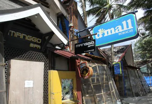 Todas las tiendas para turistas de Boracay están cerradas durante los seis meses que duran las obras y limpieza de la isla
