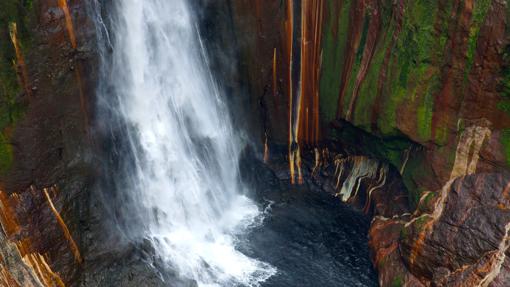El agua se desploma de forma espectacular en la Catarata del Toro