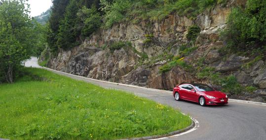 Un Tesla en la Gran Ruta de Suiza