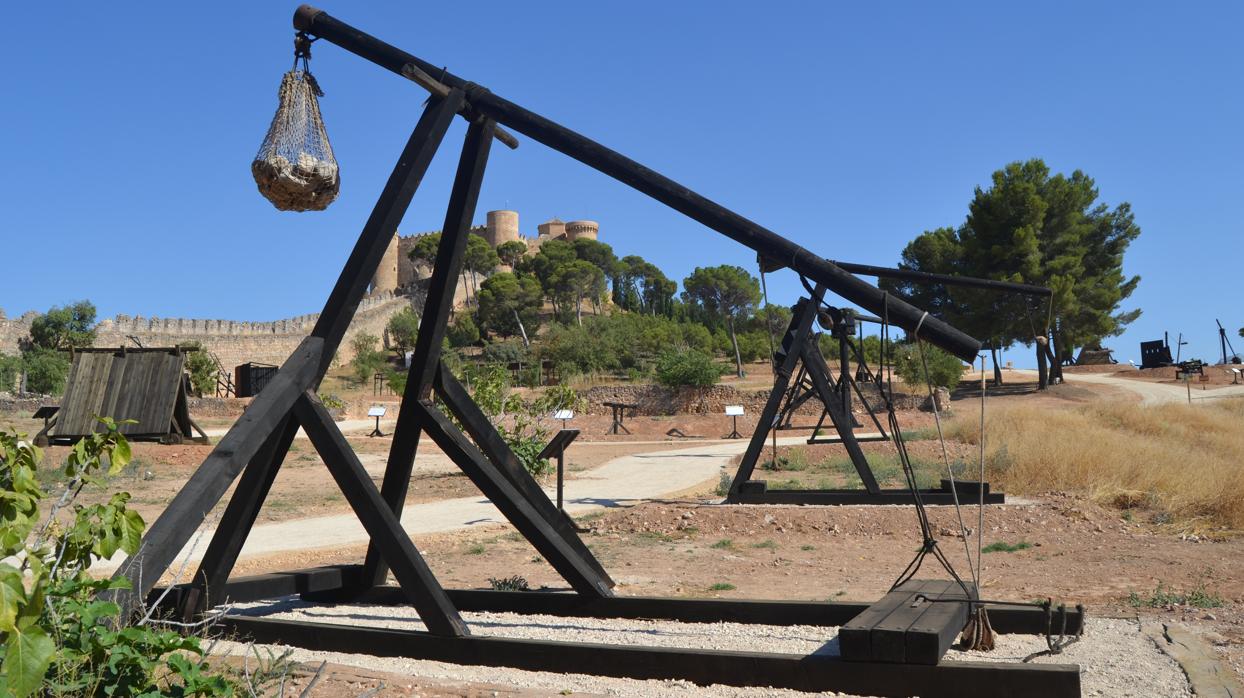 Una de las máquinas de asedio con el telón de fondo del Castillo de Belmonte