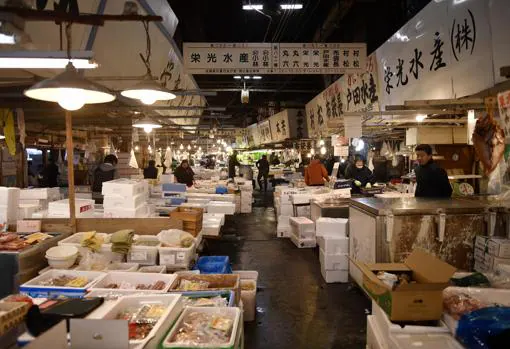 Fotografía de una zona de ventas el 2 de marzo de 2018 en el mercado de pescados Tsukiji en Tokio (Japón).