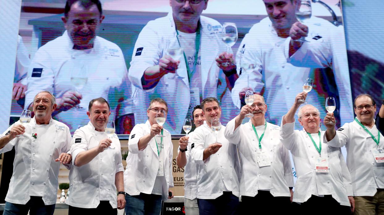 El cocinero, Juan Mari Arzak, acompañado por sus compañeros de profesión durante un homenaje al restaurador donostiarra