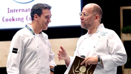 Los cocineros Jordi Butrón (a la derecha) y Francis Paniego, durante su participación con &#147;Métodos creativos para los postres de restaurante&#148;