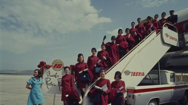 Azafatas, guapas y solteras. Así ha cambiado el transporte aéreo en los últimos 50 años