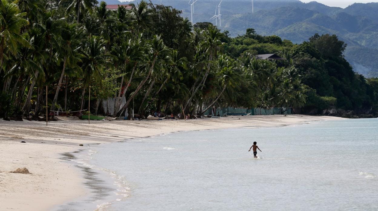 Un niño se baña en una de las playas de Boracay, abierta al público en modo de prueba