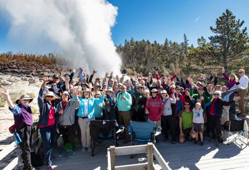 Turistas en el géiser Steamboat, el 17 de septiembre