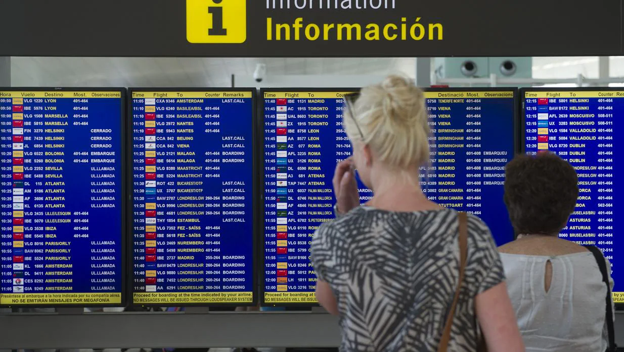 Afectados por los retrasos y cancelaciones de vuelos en el verano de 2016, en Barcelona