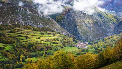 Paisaje de otoño en La Foz (concejo de Caso), en el Parque Natural de Redes, Asturias