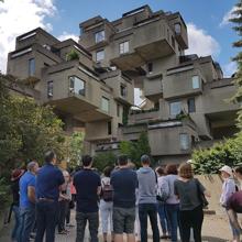 Turistas frente al edificio Habitat 67