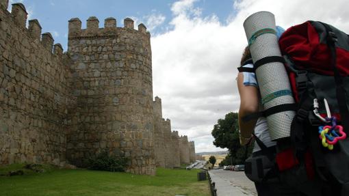 camino del Levante a su paso por la muralla de Ávila