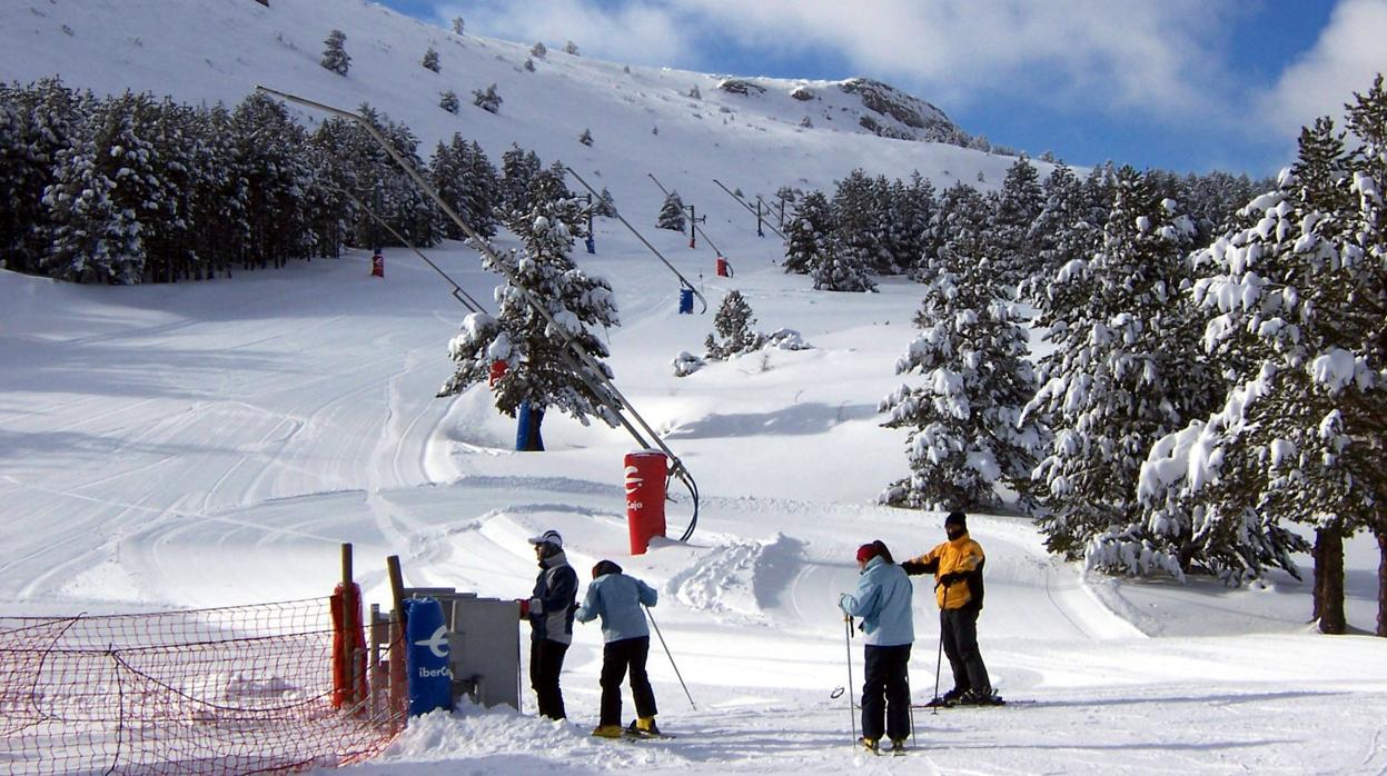 Las principales estaciones de esquí abren el fin de semana aunque con menos nieve