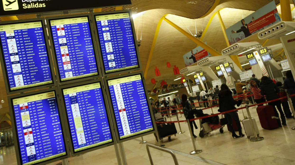 Panel de información de vuelos en el aeropuerto Adolfo Suárez Madrid-Barajas