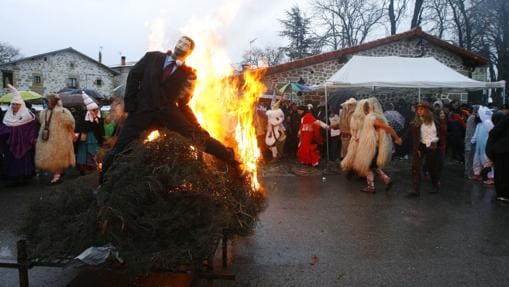 En el Carnaval de Zalduondo se quema a «Marquitos» en la hoguera