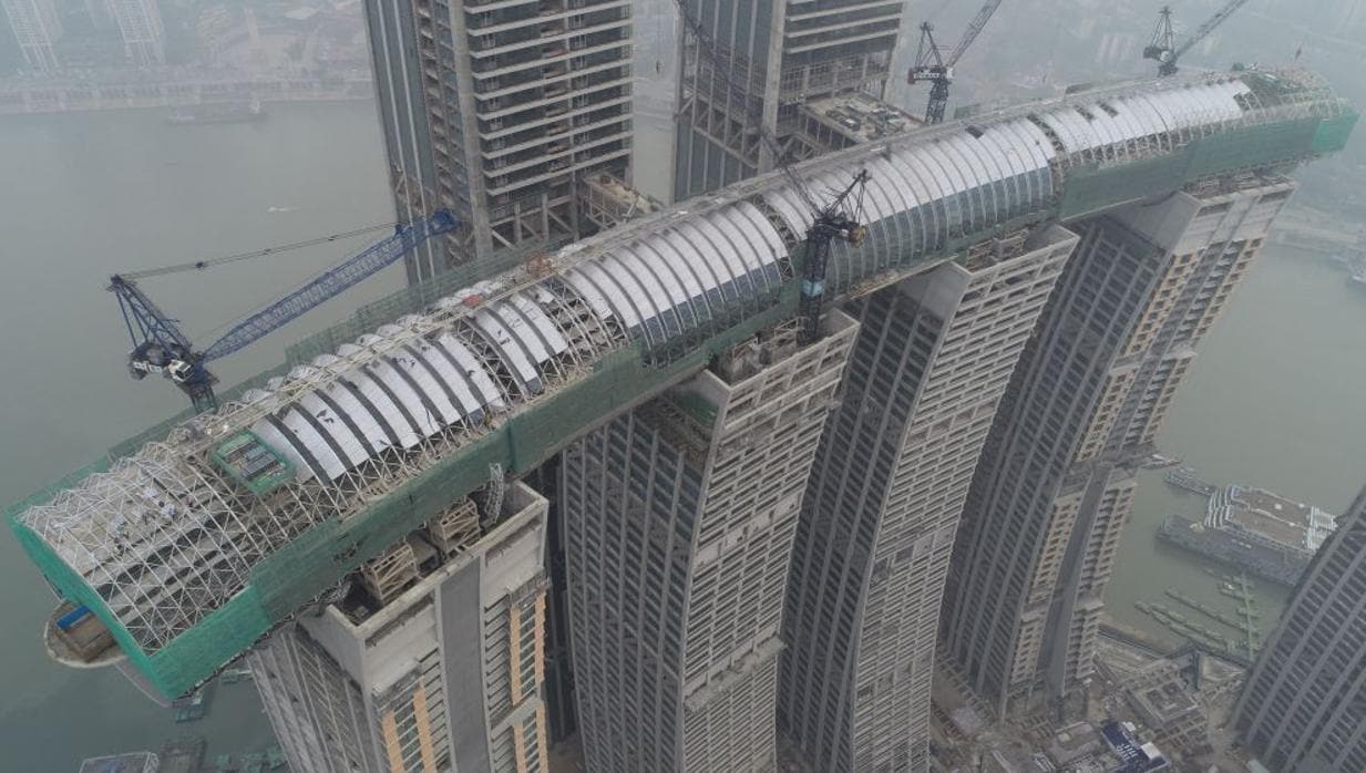 Una vista aérea de The Crystal, el rascacielos horizontal que completa el complejo Raffles City Chongqing