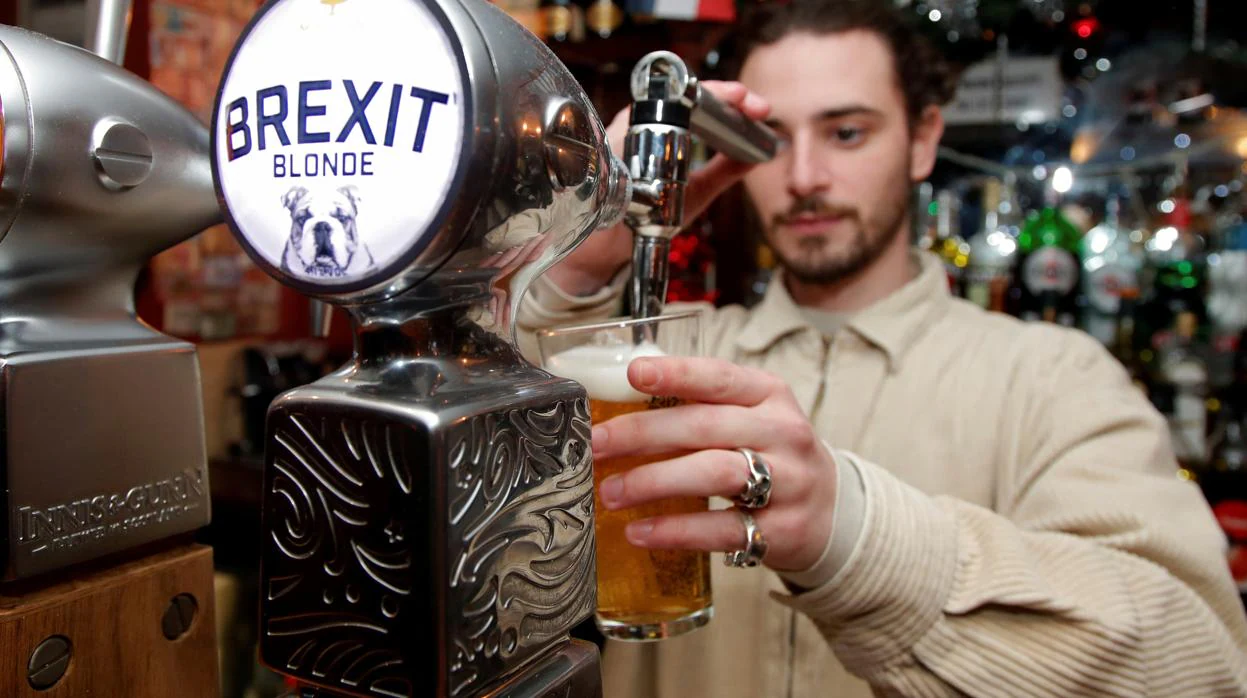 Un camarero del Cricketer English Pub sirve la cerveza Brexit