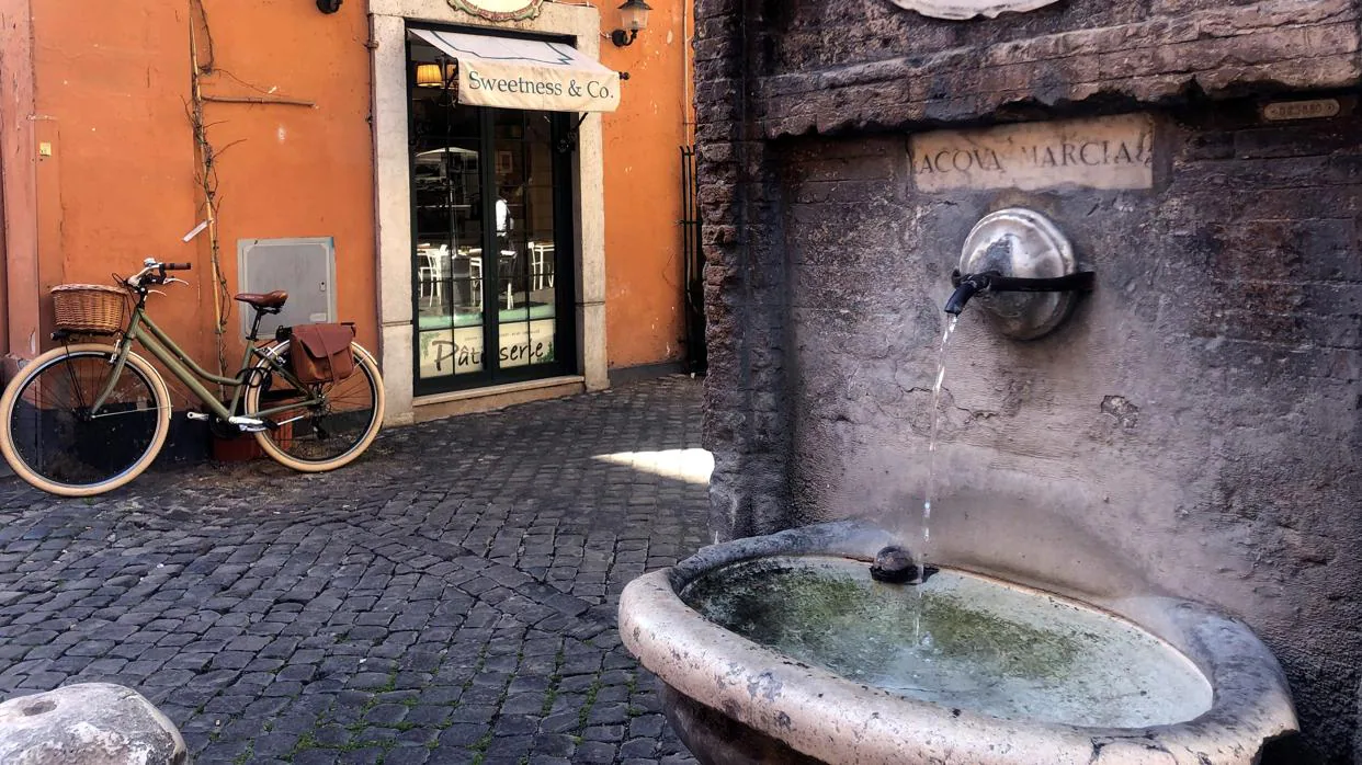 Una de las fuentes públicas con agua fresca y con decoraciones curiosas repartidas por Roma, que tienen una particularidad que las llena de simbolismo: no tienen grifo y el agua no deja de salir para saciar la sed de vecinos y turistas.