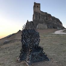 El trono utilizado en la promoción, junto al castillo de Atienza