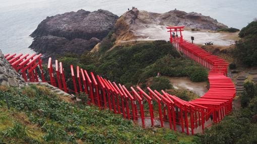 Santuario sintoista Motonosumi Inari con sus 122 arcos torii de color rojo
