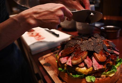 El chef Patrick Shimada, del restaurante The Oak Door, prepara la «Hamburguesa Gigante Dorada» para celebrar la nueva era que marcará el reinado de Naruhito