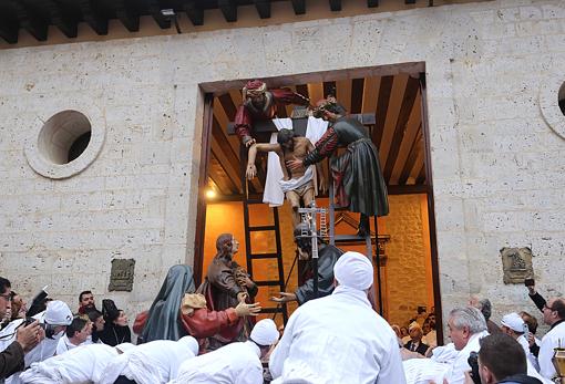Salida del paso El Descendimiento de la Cruz (La ‘Escalera’) en la localidad vallisoletana de Medina de Rioseco