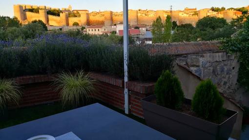 Restaurante El Almacén, con vistas a la muralla de Ávila