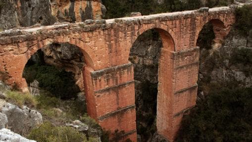 Acueducto de Peña Cortada. Obra romana construída para salvar el barranco de la cueva del Gato.