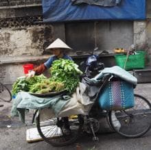 Un vendedor ambulante en las calles de la caótica Hanoi