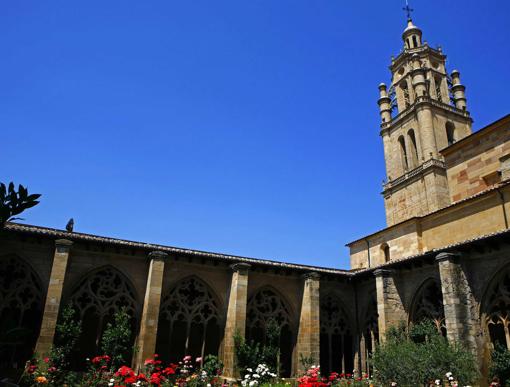 Vista de la torre de la iglesia de Santa María de Los Arcos, Navarra