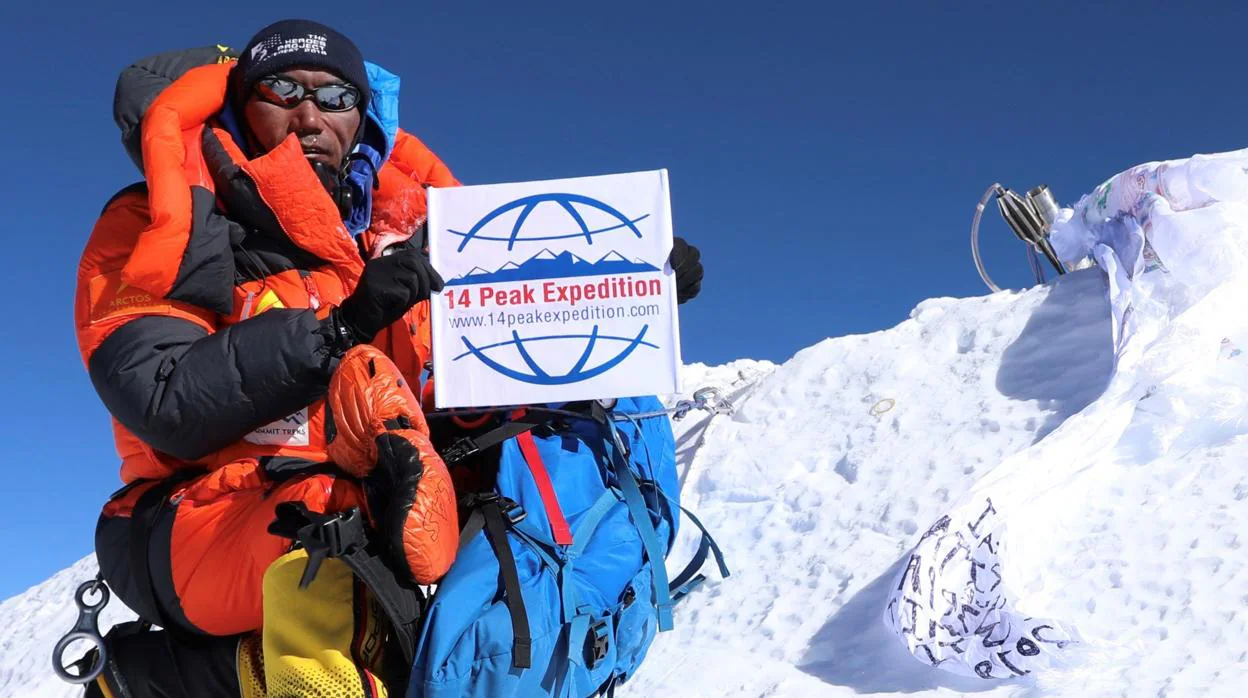El alpinista nepalí Kami Rita Sherpa posa en la cima del Everest, cumbre que ha alcanzado en 24 ocasiones