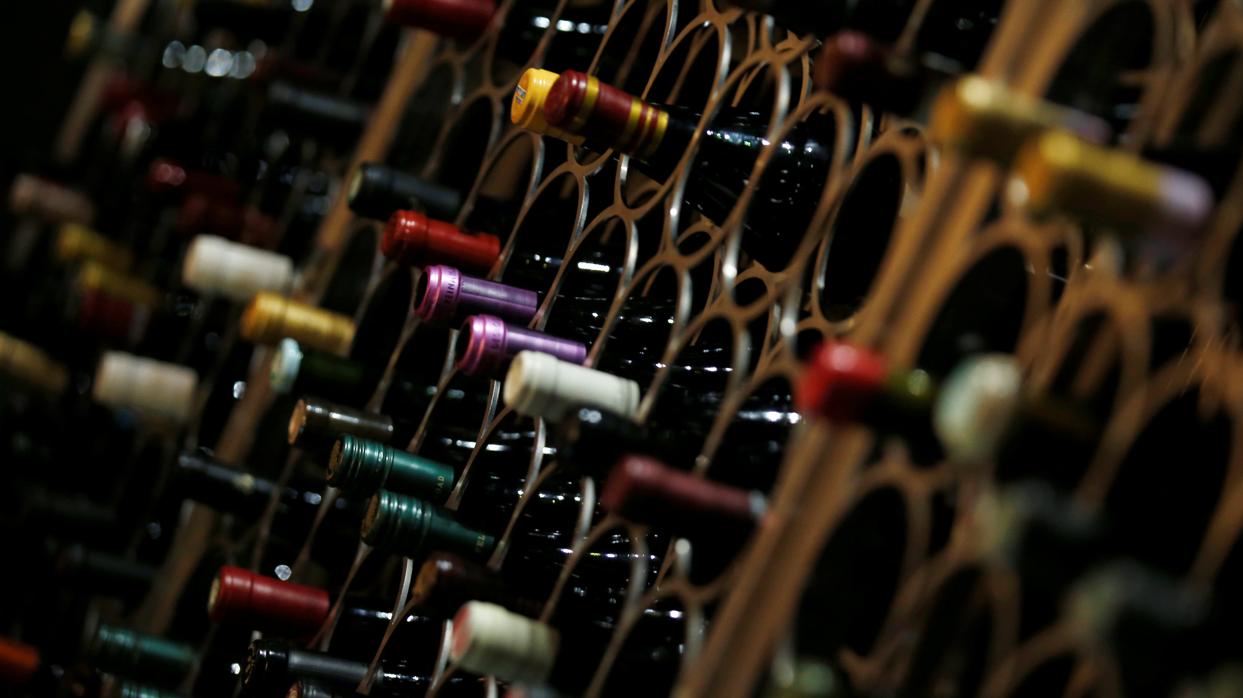 Botellas de vino en una tienda especializada en Barcelona